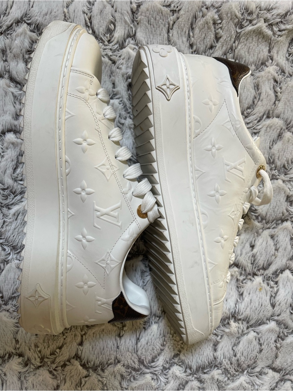 Louis Vuitton White Leather Monogram Low-Top Sneakers with Gold Eyelets - Picture 3 of 6